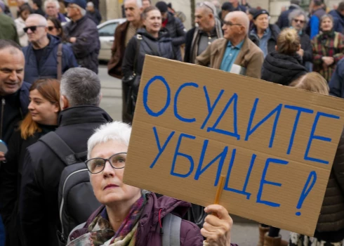 Belgradā simtiem cilvēku protestē pret attaisnojošo spriedumu žurnālista slepkavības lietā
