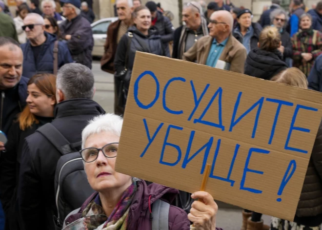 Belgradā simtiem cilvēku protestē pret attaisnojošo spriedumu žurnālista slepkavības lietā