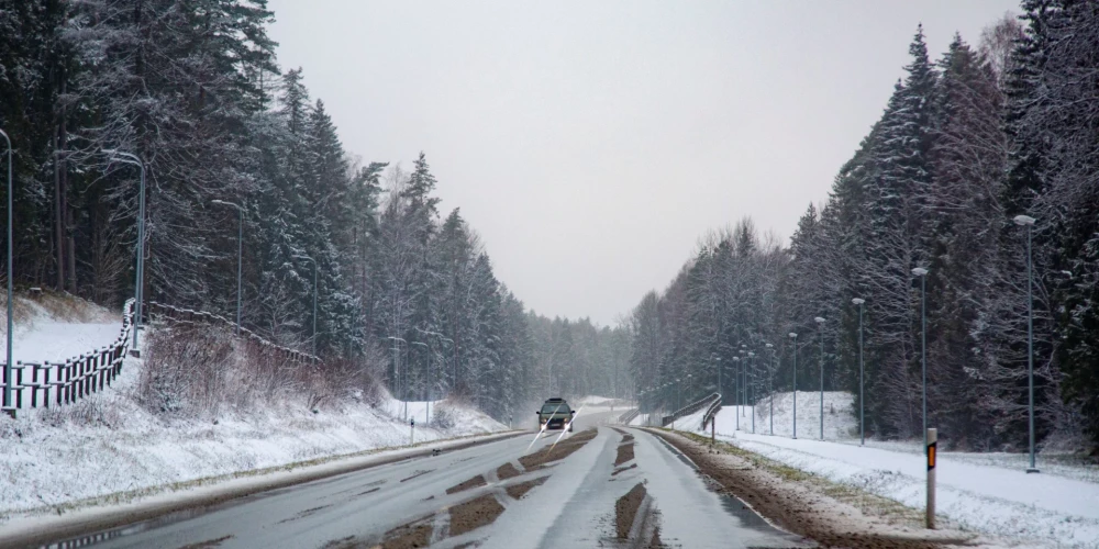 Sniegs un apledojums apgrūtina braukšanu daudzviet Vidzemē, Latgalē, kā arī vietām Liepājas apkārtnē