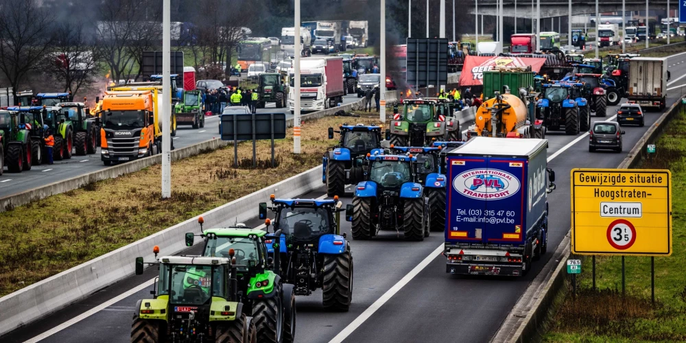 Lauksaimnieki protestē arī Nīderlandē, bloķējot automaģistrāles