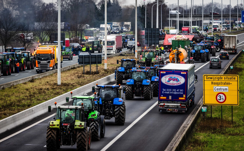 Lauksaimnieki protestē arī Nīderlandē, bloķējot automaģistrāles