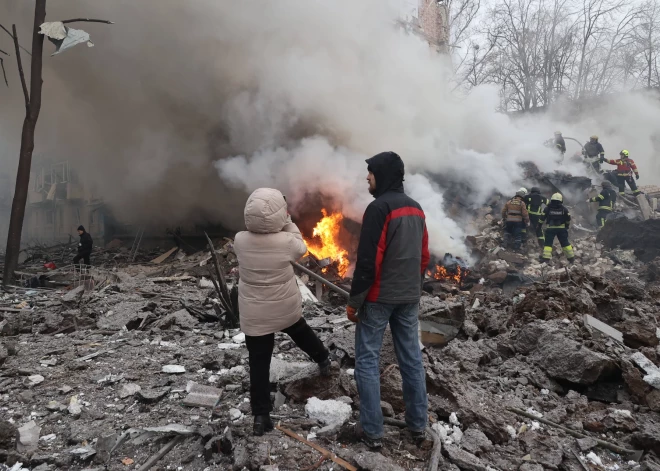 Krievu okupanti sagrāvuši trīsstāvu viesnīcu Harkivas apgabalā