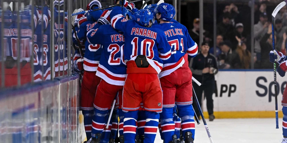 NHL sezona atsākas ar Ņujorkas komandu uzvarām; Makinons turpina rezultativitātes sēriju