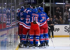 NHL sezona atsākas ar Ņujorkas komandu uzvarām; Makinons turpina rezultativitātes sēriju
