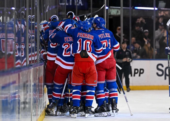 NHL sezona atsākas ar Ņujorkas komandu uzvarām; Makinons turpina rezultativitātes sēriju