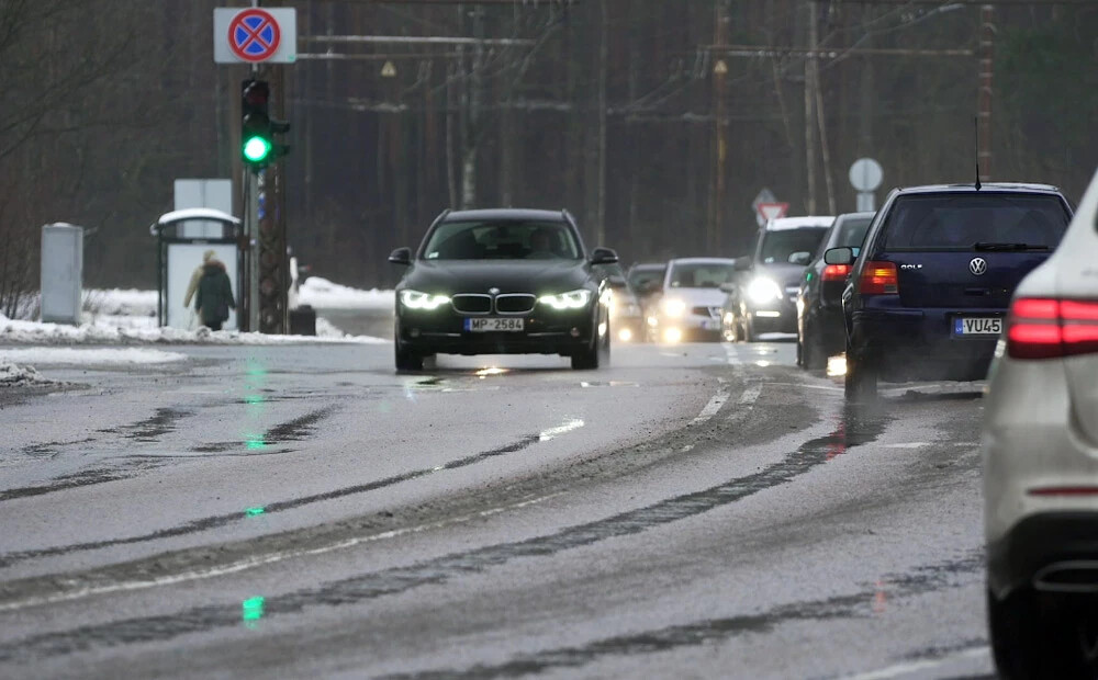Auto ziņas: telefona lietošana un braukšana ir nāvējoši bīstama - sevišķi ziemā