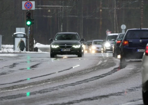 Auto ziņas: telefona lietošana un braukšana ir nāvējoši bīstama - sevišķi ziemā