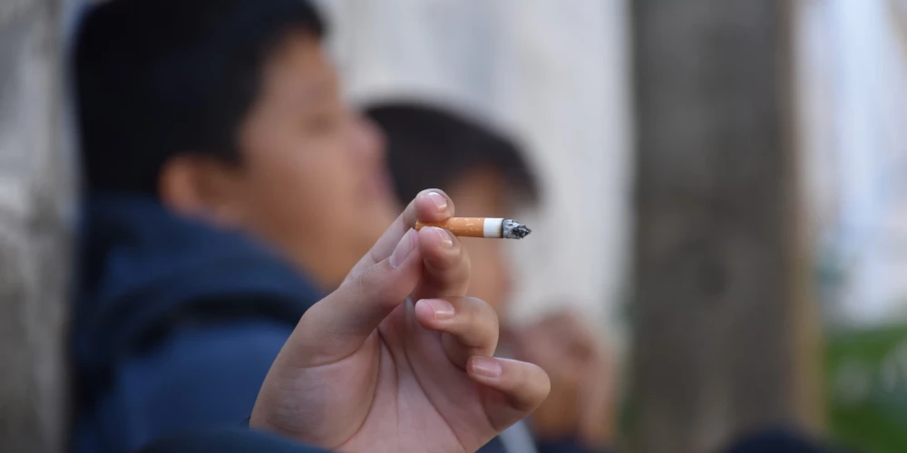 Latvijā sāk smēķēt jau no 7 gadu vecuma! Paredz ieviest vairākus jaunus ierobežojumus smēķētājiem