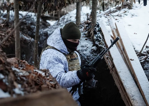 Ukraiņu karavīrs tranšejā Sumu apgabalā. 2024. gada 20. janvāris.