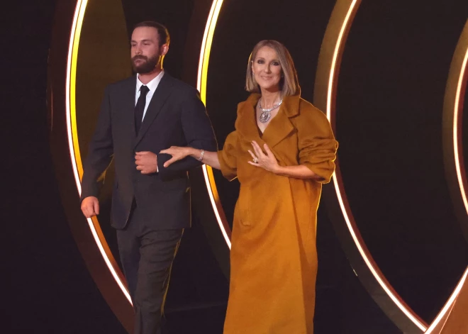 Smagas slimības nomocīto Selīnu Dionu silti sagaida "Grammy" ceremonijā