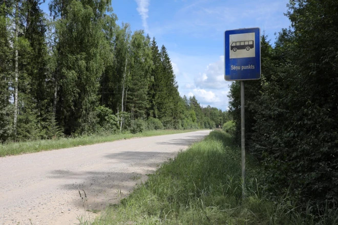 Autobusa pieturas stabs bieži vien var izrādīties arī "mākslinieciska performance".