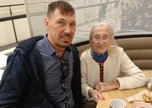 Эстонец встречается со 103-летней вдовой своего деда: он говорит, что это любовь, но никто не верит