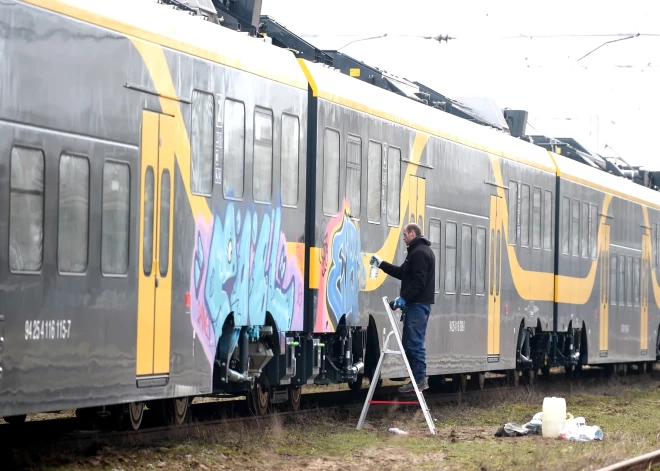 Viens no jaunajiem elektrovilcieniem apķēpāts ar grafiti