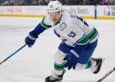 Bļugers divreiz met pa vārtiem "Canucks" uzvarā NHL spēlē