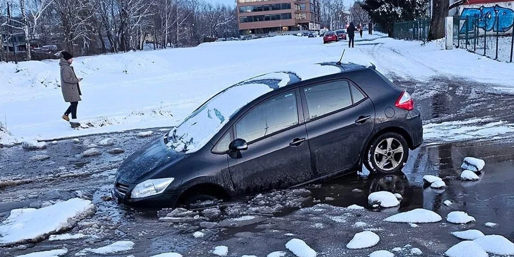 Automašīna, kas mēģināja izbraukt Dīķa ielu.