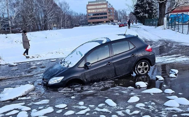 Automašīna, kas mēģināja izbraukt Dīķa ielu.