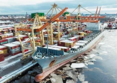 VIDEO, FOTO: Rīgas ostā ienācis lielākais konteinerkuģis ostas vēsturē