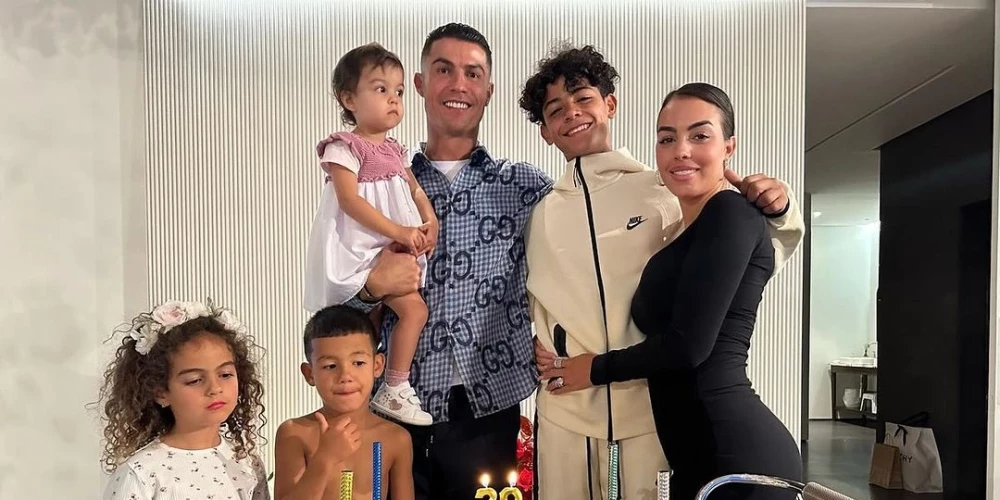 Семейное фото Криштиану Роналду в честь его 39-летия набрало 12 млн "лайков"