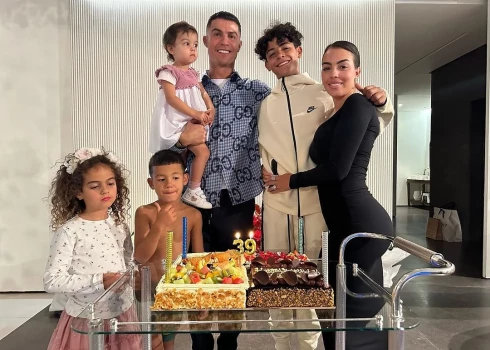 Семейное фото Криштиану Роналду в честь его 39-летия набрало 12 млн "лайков"