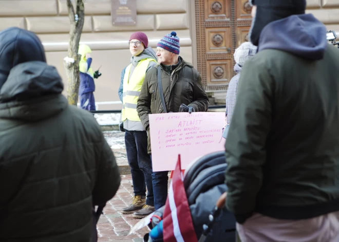 Trešdien, 7. februārī, pie Saeimas ēkas protesta pasākumā pret mazo lauku skolu slēgšanas ieradās teju 50 cilvēki.