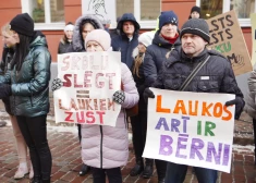 VIDEO, FOTO: pie Saeimas protestē pret mazo skolu slēgšanu