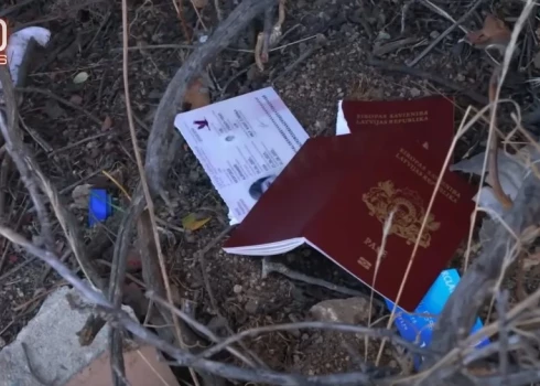 В программе о нарушителях границы США - Мексика показали, как женщина бросает в кусты латвийские паспорта