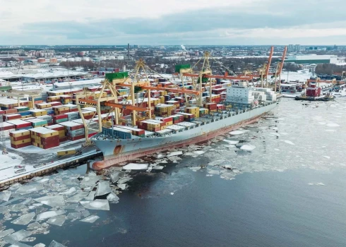 ФОТО: в Рижском порту "гостил" крупнейший в его истории контейнеровоз
