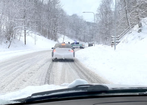 Siguldā sniega dēļ auto netiek kalnā. Ceļu slēdz!
