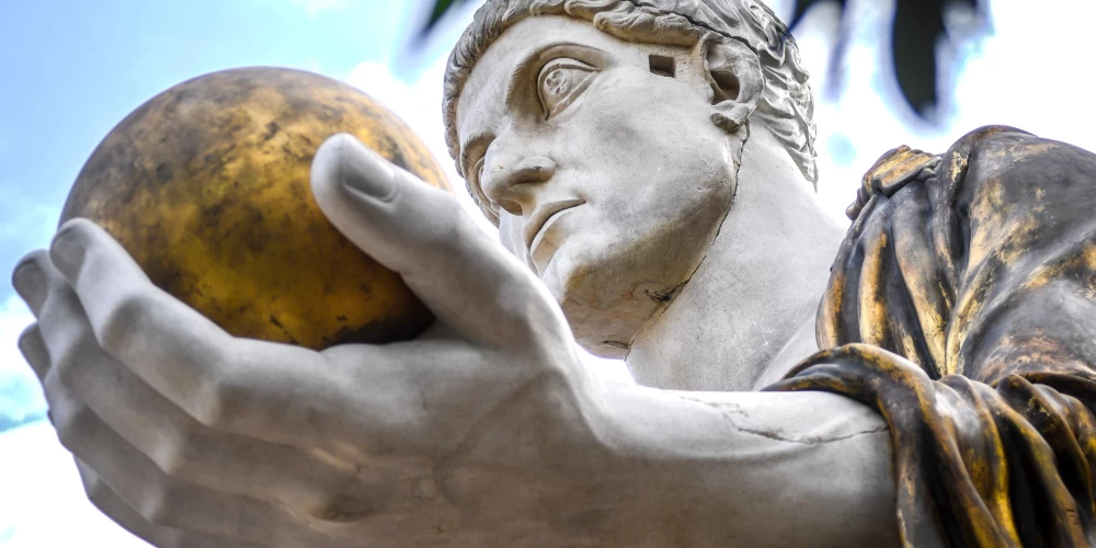 Romā atklāta milzīga imperatora Konstantīna statuja