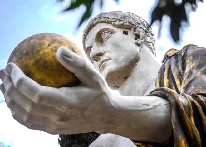 Romā atklāta milzīga imperatora Konstantīna statuja