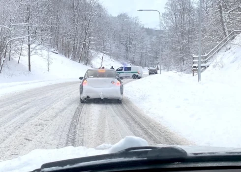 В Сигулде из-за снега машины не могут подняться в гору - проблемы и на других дорогах Латвии