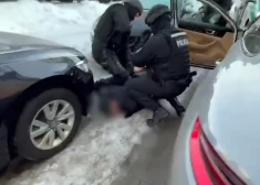 VIDEO: kā aiztur narkodīlerus Viļņā: no dārga "Porsche" - ar seju sniegā