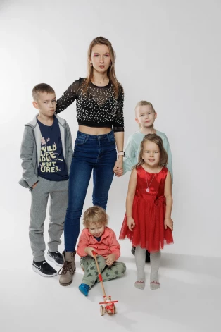 Ģimenes modelis, kas sastopams arvien biežāk – vientuļā māte ar bērniem un tētis, kurš ir tikai “rēgs” un ģimenes dzīvē neiesaistās. Kaut arī laulība nav šķirta, mamma Līva viena pati audzina četrus mazus resgaļus, no bērnu bioloģiskā tēva nesaņemot ne materiālu, ne morālu atbalstu.