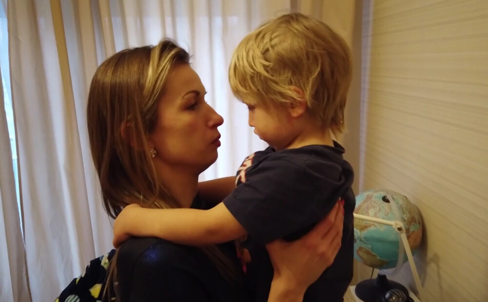 VIDEO: pašmāju TV šovā divgadīgs puika kameru priekšā rupji lamājas