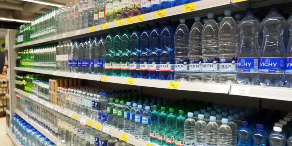 В супермаркетах отмечают, что рижане в эти дни стали покупать гораздо больше воды
