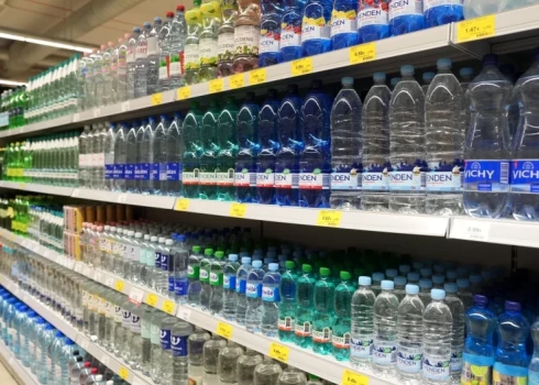 В супермаркетах отмечают, что рижане в эти дни стали покупать гораздо больше воды