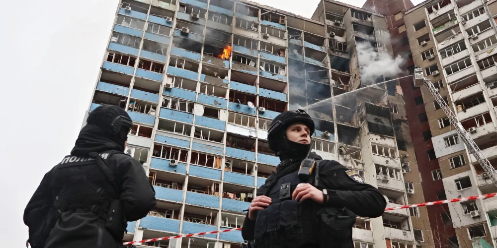 Baltais nams: Ukraiņu karavīri spiesti rūpīgi sadalīt munīciju