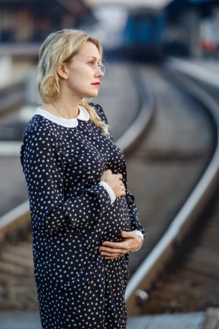 Jāatceras - zīdainim vajag klātesošu, pietiekami laimīgu mammu. Viņam ir vienalga, kādas ir autiņbiksītes, vai viņu baro ar krūti vai maisījumu, vai viņu liek ratos vai slingā, gultiņā, šūpulītī vai mammas gultā, vai ar viņu staigā vienu vai trīs stundas.