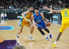 FOTO: vēsturiskajā spēlē Rīgā "Anadolu Efes" basketbolisti uzvar "Maccabi"