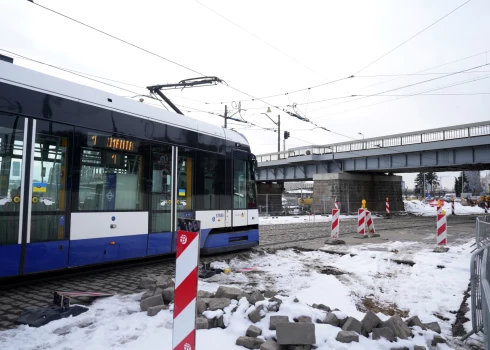Būvdarbu laikā Rīgā slēgs sabiedriskā transporta pieturu "Mārtiņa iela"
