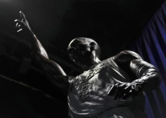 VIDEO: Losandželosā pirms spēles atklāj Kobem Braientam veltītu statuju; Dončičs un Karijs aizvada ražīgu mačus