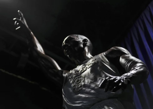 VIDEO: Losandželosā pirms spēles atklāj Kobem Braientam veltītu statuju; Dončičs un Karijs aizvada ražīgu mačus