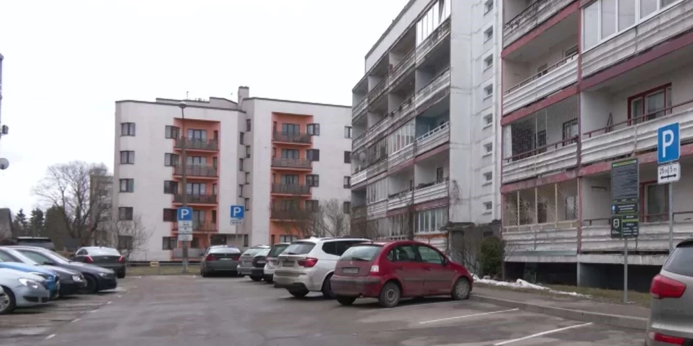 Рижская дума потребовала демонтировать дорожные знаки, но они до сих пор стоят так, как были. (Фото: скриншот видео Bez Tabu)