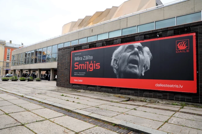 Ikoniskā Eduarda Smiļģa portreta noņemšana no “vecās Dailes” brandmūra sabiedrībā izraisījusi kaislīgus strīdus un polemiku.