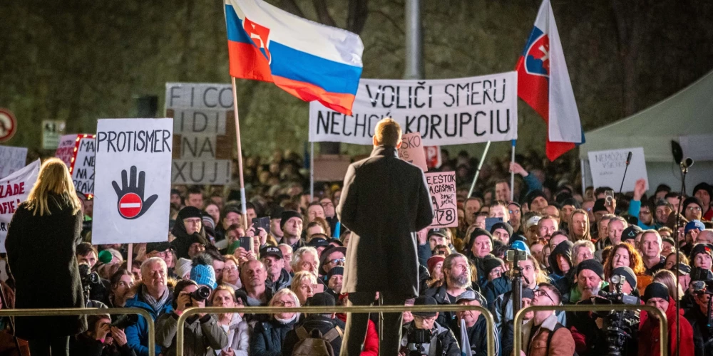 Slovākijas parlaments nolemj atvieglot korumpantu dzīvi, tauta protestē