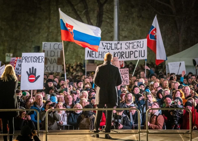 Slovākijas parlaments nolemj atvieglot korumpantu dzīvi, tauta protestē