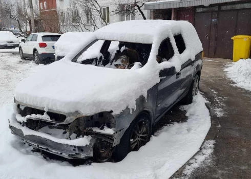 FOTO: Pļavniekos sadedzināta automašīna, policija sāk kriminālprocesu