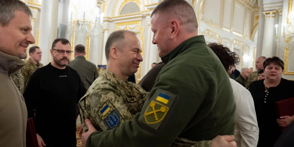 Zalužnija nomaiņa ukraiņu karavīru lokā netiek uzņemta pozitīvi, Sirskis vērtēts neviennozīmīgi