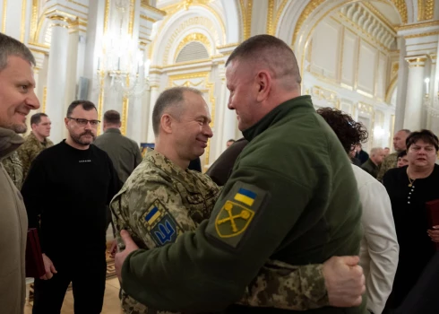 Zalužnija nomaiņa ukraiņu karavīru lokā netiek uzņemta pozitīvi, Sirskis vērtēts neviennozīmīgi