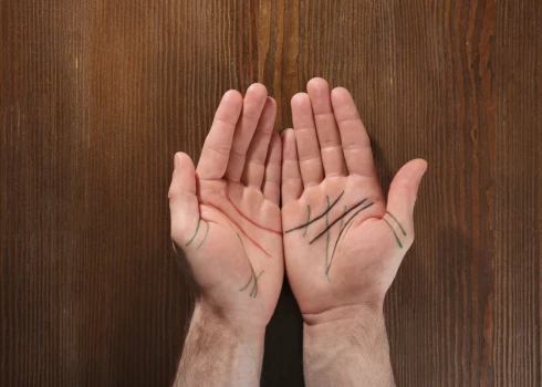 Svītriņa virs laulības līnijas var liecināt par esošu mīļāko, bet zem – par agrākām attiecībām, kas joprojām nav pārtrauktas.